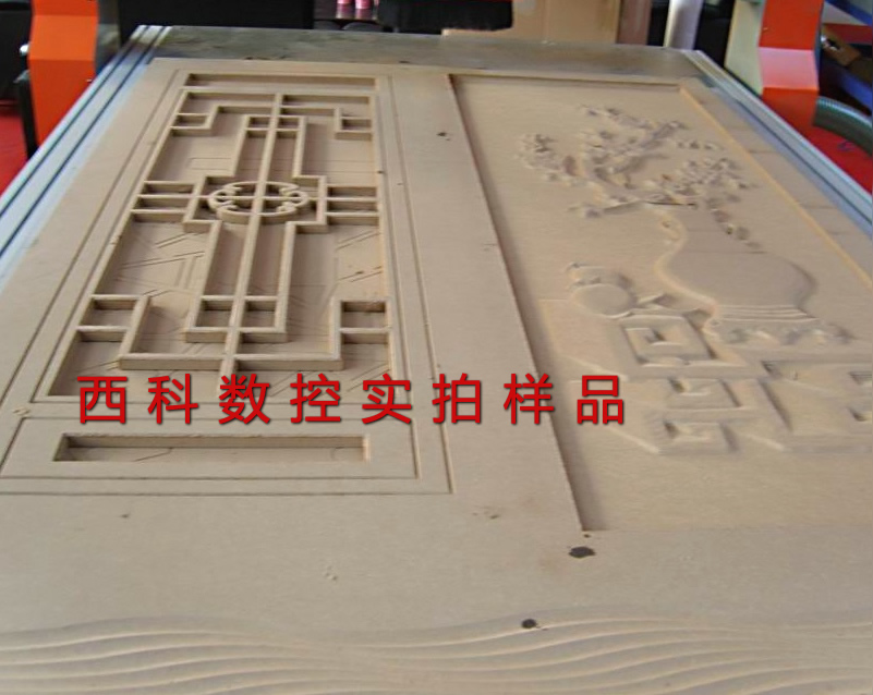 木門(mén)雕刻現(xiàn)場(chǎng)